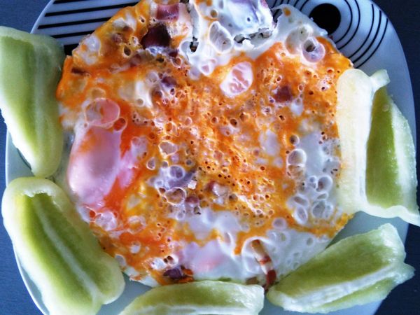 Razbijena jaja s povrćem i pancetom