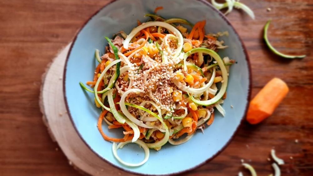 Proljetna salata od tune sa špagetima od tikvice i mrkve