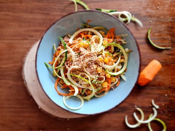 Proljetna salata od tune sa špagetima od tikvice i mrkve