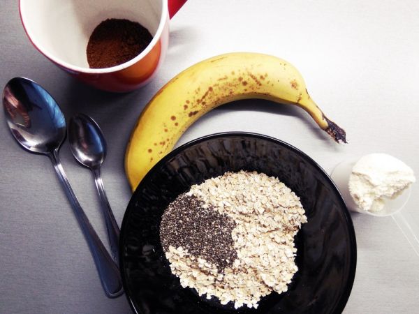 Zobena kaša s chia sjemenkama i bananom