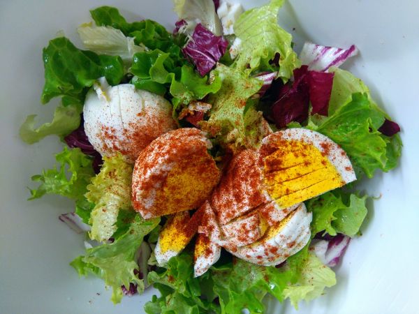 Salata s kuhanim jajima i tunom