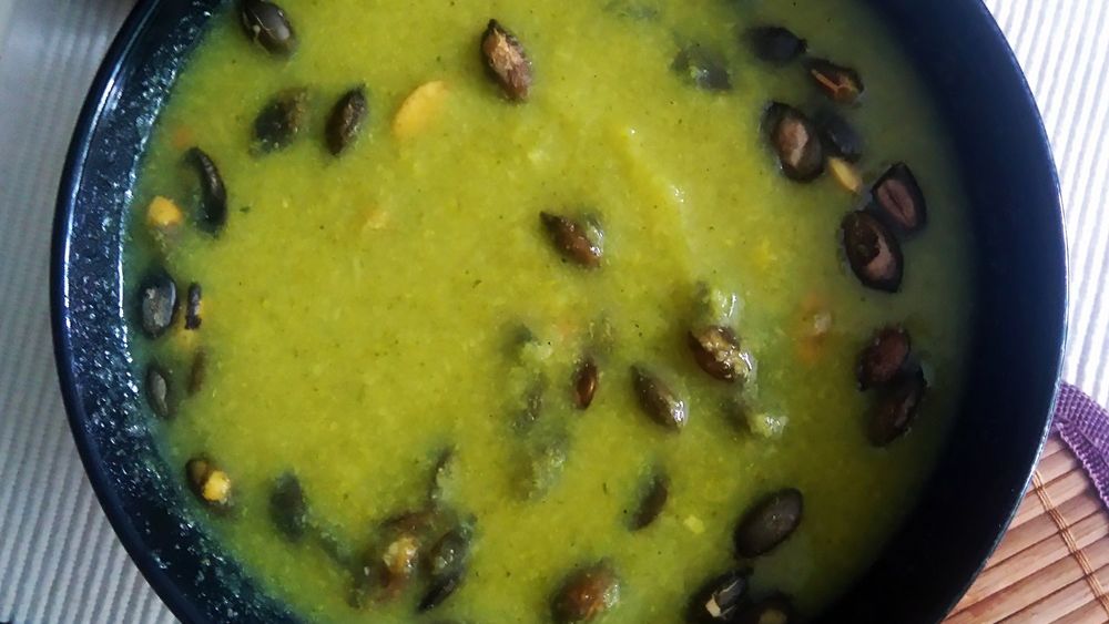 Gusta juha od brokule i korabe s bučinim sjemenkama