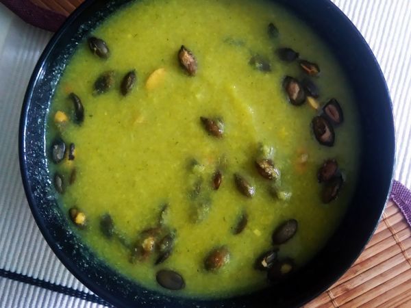 Gusta juha od brokule i korabe s bučinim sjemenkama